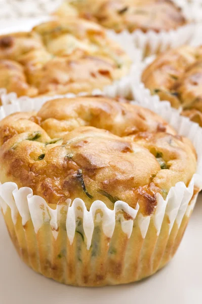 Vers gebakken spinazie en kaas muffins klaar om te worden geserveerd — Stockfoto
