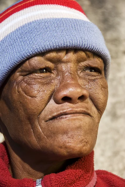 Старая африканская женщина на фоне гранжа — стоковое фото
