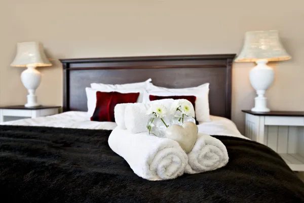 Спальня готова для гостей в м'якому теплому освітленні Ліцензійні Стокові Фото