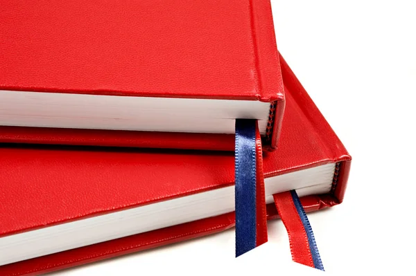 흰색 바탕에 두 개의 빨간 저널의 클로즈업 — 스톡 사진