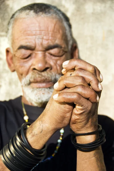 Viejo hombre negro africano con rostro característico — Foto de Stock