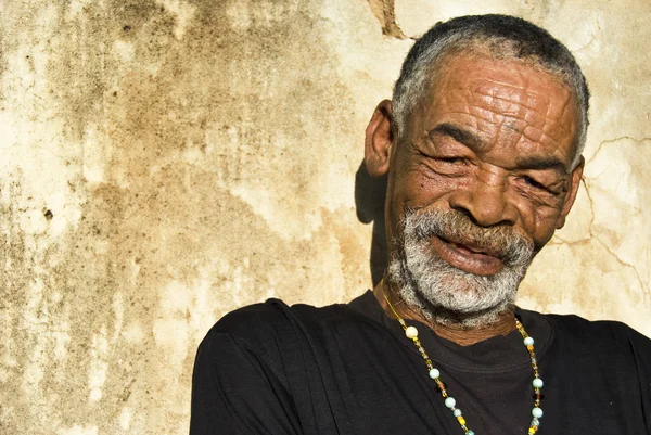 Oude Afrikaanse zwarte man met karakteristieke gezicht — Stockfoto
