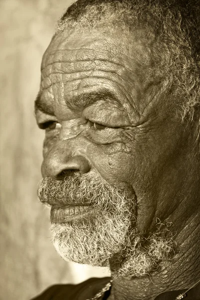 Velho negro africano com rosto característico — Fotografia de Stock