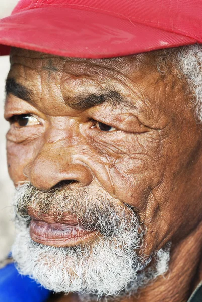 Viejo hombre negro africano con rostro característico — Foto de Stock