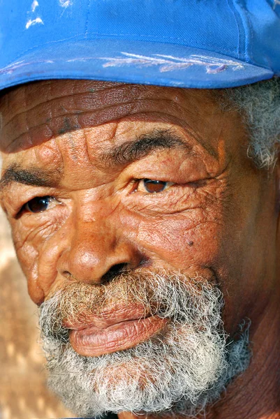 Viejo hombre negro africano con rostro característico — Foto de Stock