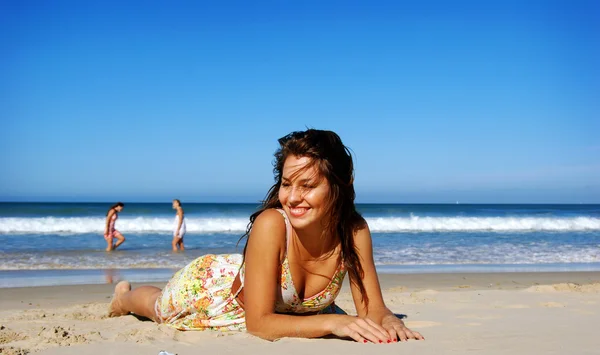 Güzel kız sahilde yalan — Stok fotoğraf