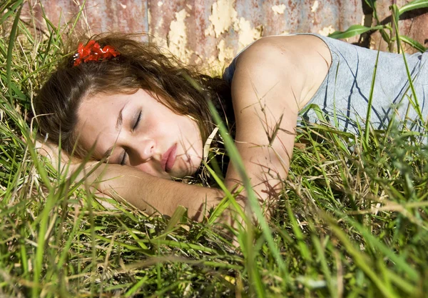 Hermosa adolescente durmiendo en un campo —  Fotos de Stock