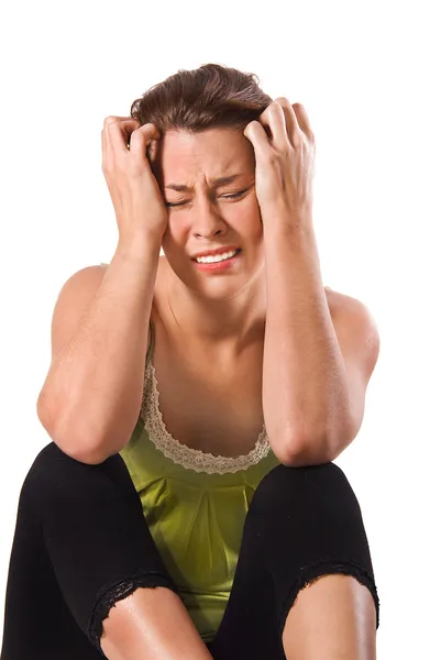 Een zeer ongelukkige jonge vrouw op een witte achtergrond — Stockfoto