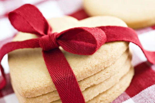 Hjerte form cookies med rødt bånd - Stock-foto