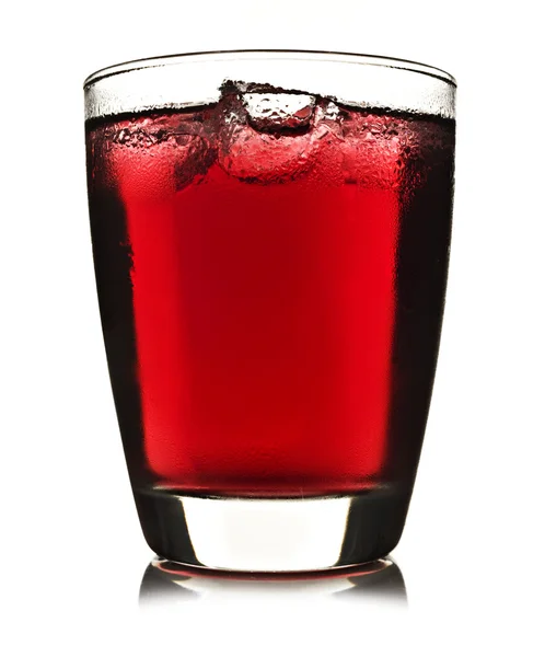 Один стакан красного сока со льдом — стоковое фото