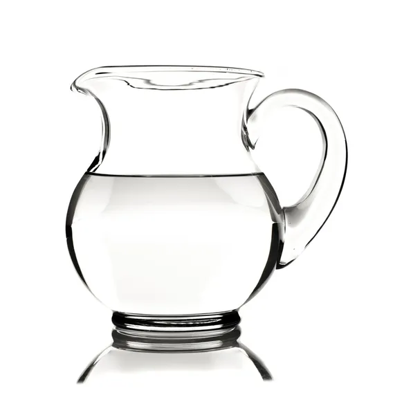 Jarro de água de vidro com água no fundo branco — Fotografia de Stock