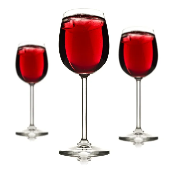Tre vinglas med röd fruktjuice och is — Stockfoto