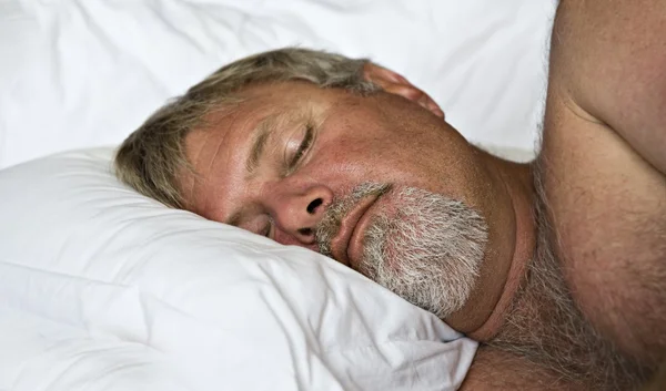 Hombre mayor durmiendo pacíficamente en la cama —  Fotos de Stock