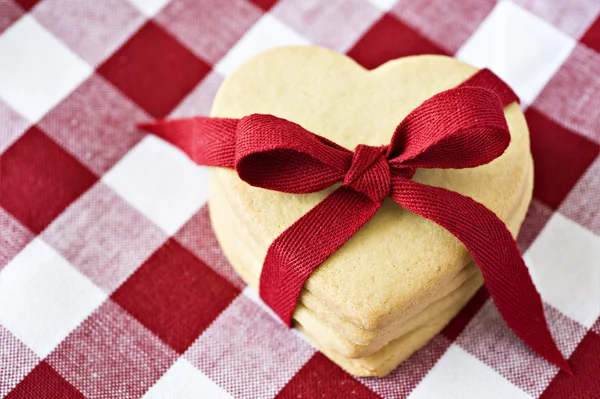 Печенье в форме сердца с красной лентой — стоковое фото