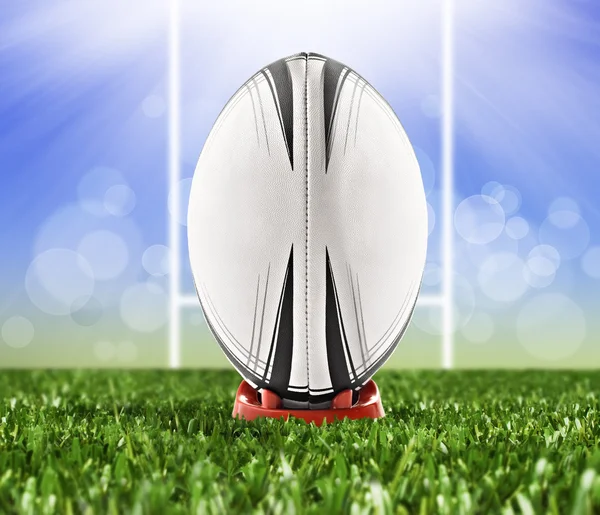 Rugby piłka gotów być kopnięty przez słupki bramki — Zdjęcie stockowe
