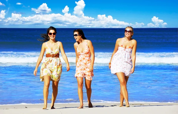 Hermosas mujeres jóvenes jugando en la playa — Foto de Stock