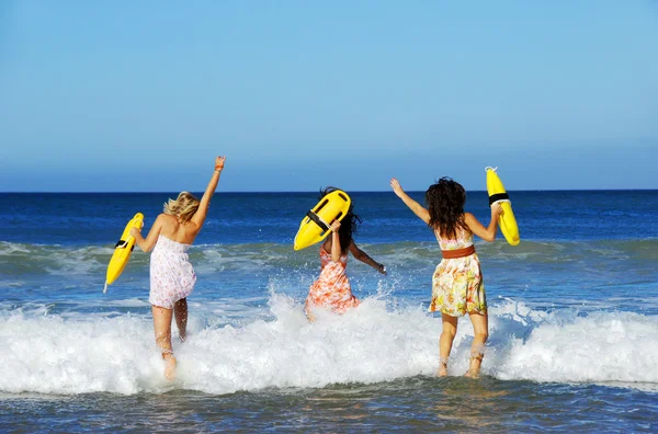 Hermosas mujeres jóvenes jugando en la playa — Foto de Stock