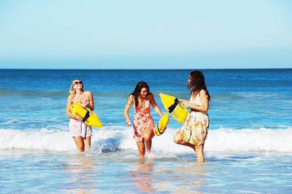 Belle giovani donne che giocano sulla spiaggia — Foto Stock