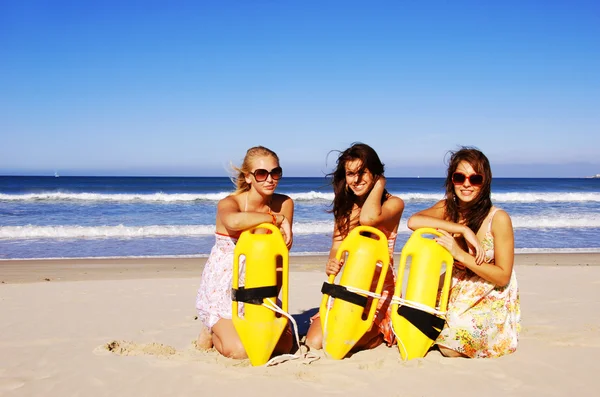 Hermosas mujeres jóvenes jugando en la playa —  Fotos de Stock