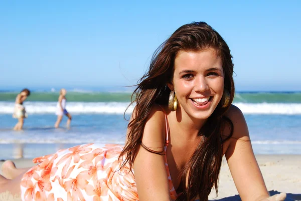 在海滩上的漂亮女孩 — 图库照片