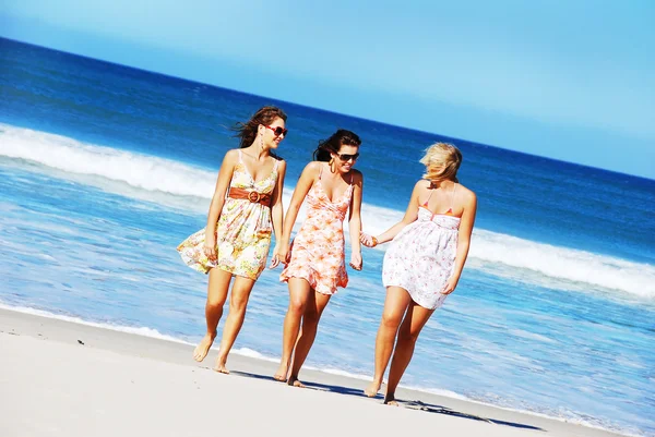 Belle ragazze sulla spiaggia — Foto Stock