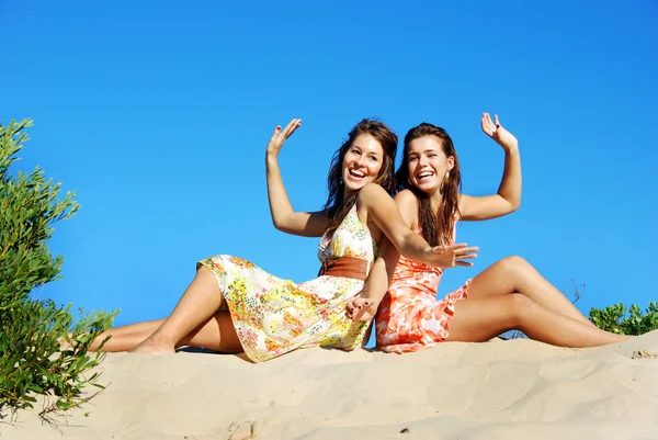 Hermosas chicas en la playa — Foto de Stock