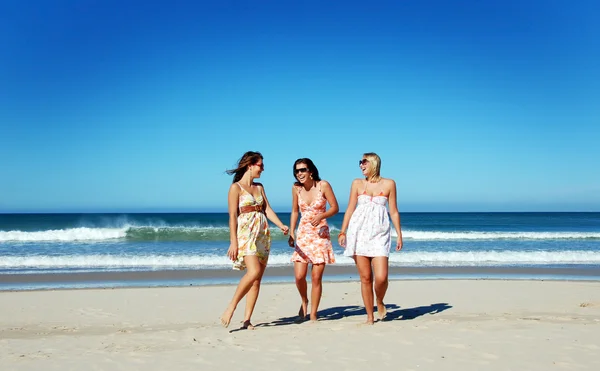 Belles filles sur la plage — Photo