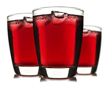 Üç bardak kırmızı meyve suyu buz ile