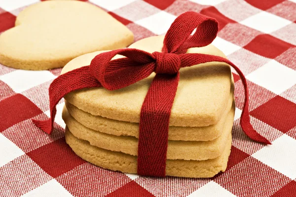 Hartvormige koekjes met rood lint — Stockfoto