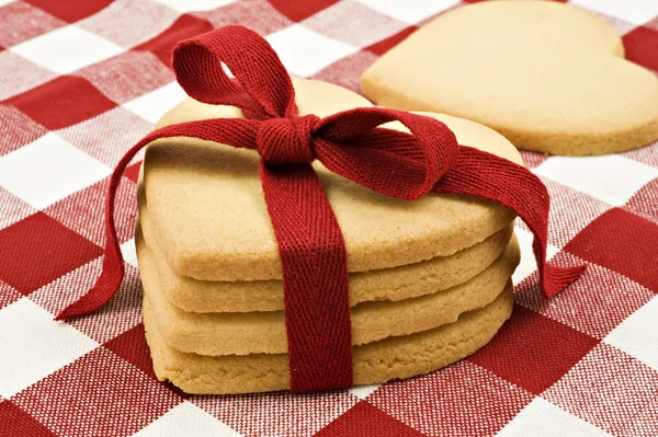 Szív alakú cookie-kat, piros szalaggal — Stock Fotó