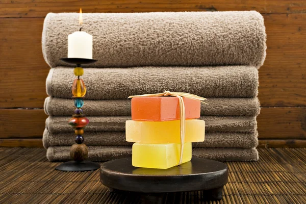 स्पा मध्ये साबण मेणबत्त्या आणि टॉवेल्स — स्टॉक फोटो, इमेज