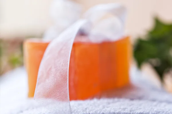 Χειροποίητο σαπούνι και την πετσέτα σε ένα spa — Φωτογραφία Αρχείου