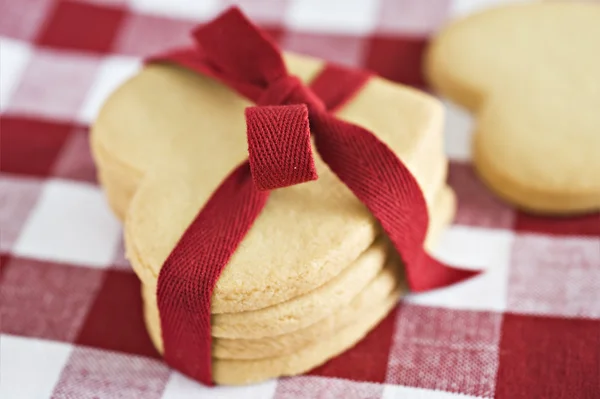Biscuits en forme de coeur avec un ruban rouge — Photo