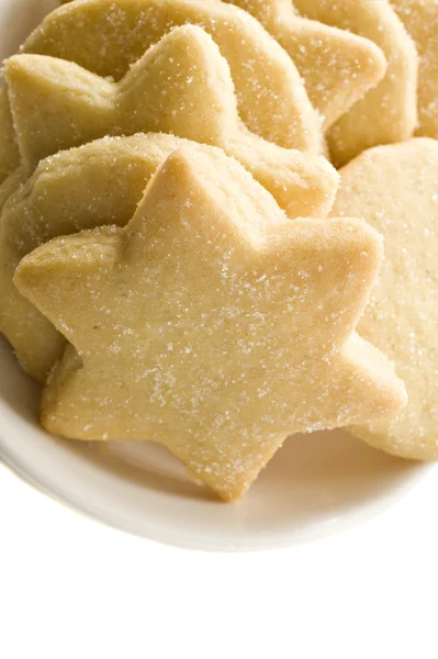 Домашнее печенье в форме звезды на белой тарелке — стоковое фото
