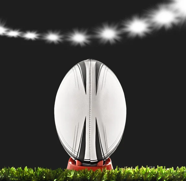 En rugby boll på ett rugby fält — Stockfoto