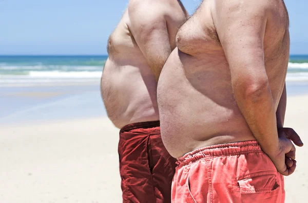 Close-up van twee zwaarlijvige vet mannen van het strand — Stockfoto