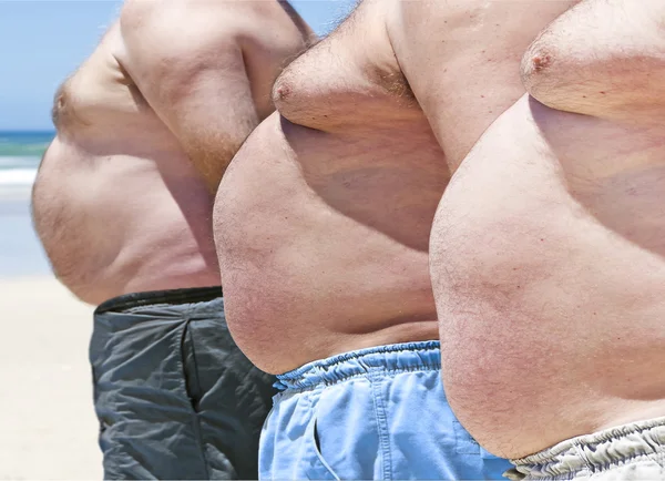 Close-up de três obesos homens gordos da praia — Fotografia de Stock
