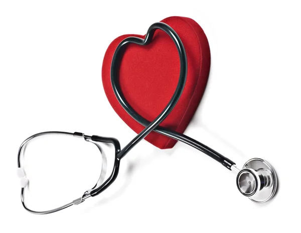 Стетоскоп доктора и красное сердце — стоковое фото