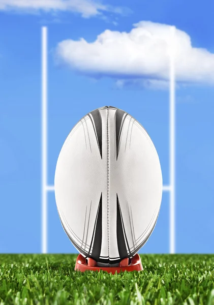 Bola de rugby lista para ser pateada sobre los postes de gol —  Fotos de Stock