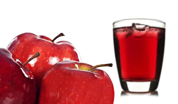 Свежие яблоки и яблочный сок — стоковое фото