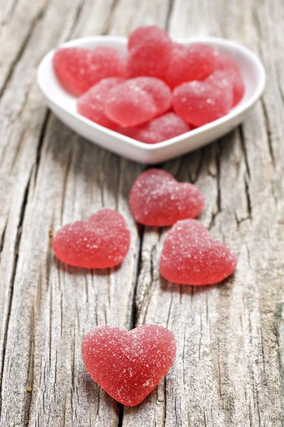 Rød hjerteformet jelly slik på træ - Stock-foto