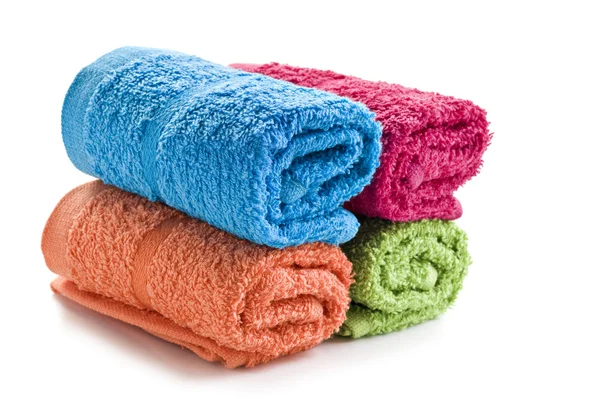 Čerstvá srolovaný ručníky na bílém pozadí — ストック写真