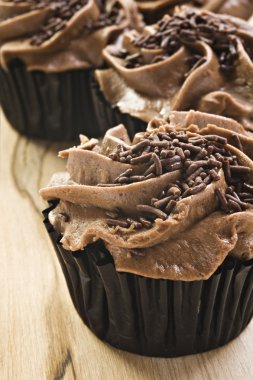 çok güzel yeni çikolata cupcakes - çok sığ derinlik-in tarla