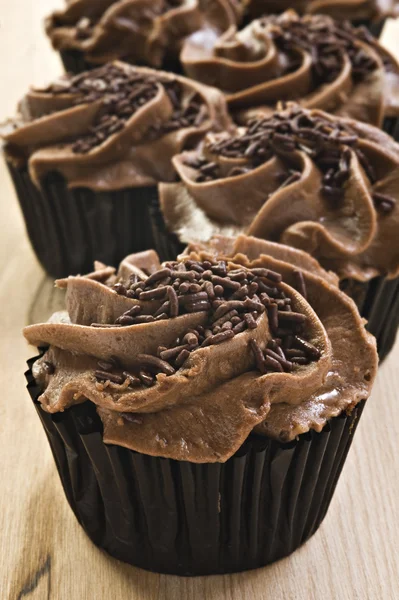Szép friss csokoládé cupcakes - nagyon sekély mélység-ból mező — Stock Fotó