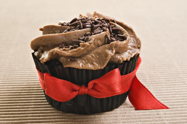 Σοκολάτα cupcake με κόκκινο τόξο — Φωτογραφία Αρχείου