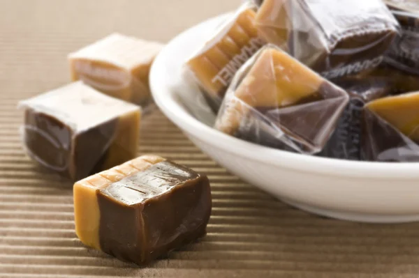 Crème karamel en chocolade snoep — Stockfoto