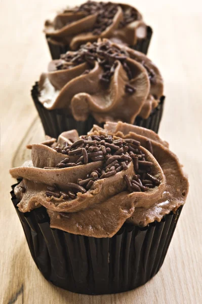 Deliziosi cupcake al cioccolato fresco - profondità di campo molto bassa — Foto Stock