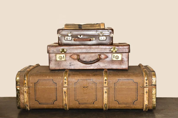 Halmozott fel régi bőröndök — Stock Fotó