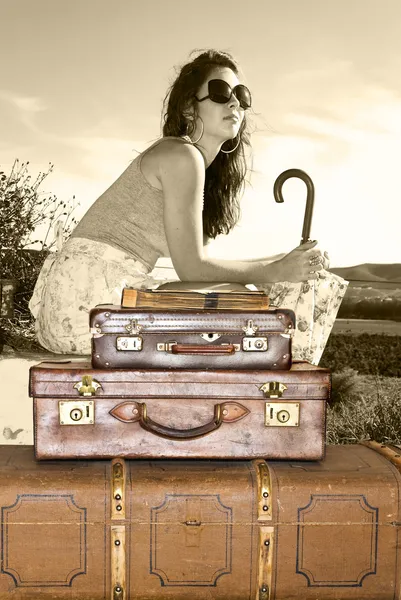 Молодая женщина путешествует со своими чемоданами — стоковое фото