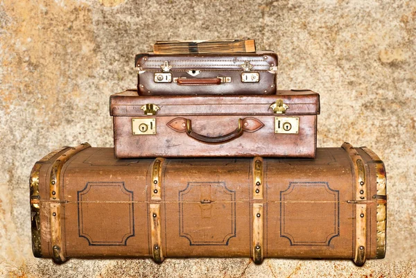 Tre gamla läder resväskor på grunge bakgrund — Stockfoto